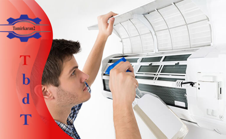 هزینه سرویس کولرگازی در تهران چقدر است؟ مردی که در حال تعمیر کولر گازی است